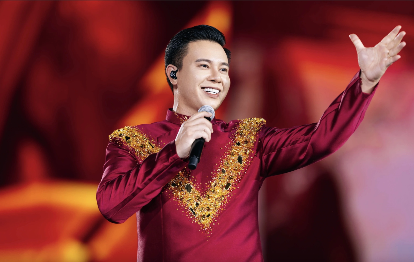 Ca sĩ Đông Hùng nói về những màn trình diễn gây sốt tại 'concert quốc gia'